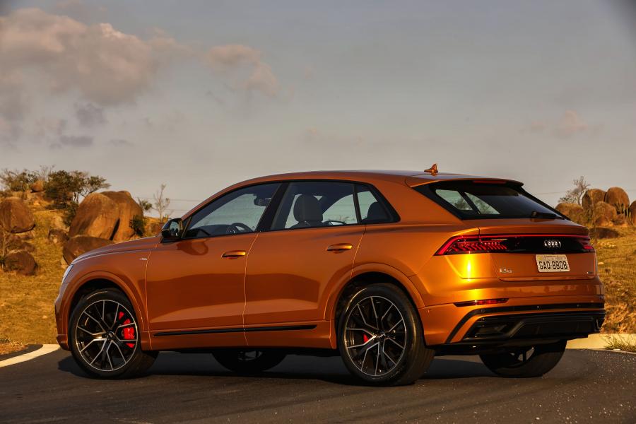  Audi Q8 55 TFSI Quattro S-Line 2019 года  (LA) (фото 7 из 21)